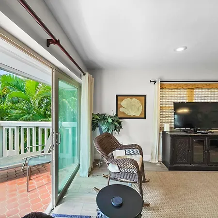 Spacious Updated Condo Just 2 Blocks To Siesta Key Beach
